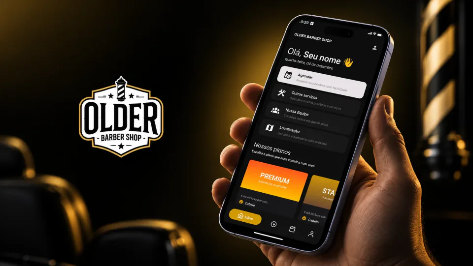 Capa do projeto Older Barber Shop: mão segurando um celular com a tela inicial do app, ao lado da logo da barbearia, em um ambiente escuro com detalhes dourados.